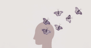 Le caratteristiche delle persone altamente sensibili: un volto stilizzato da cui fuoriescono delle farfalle